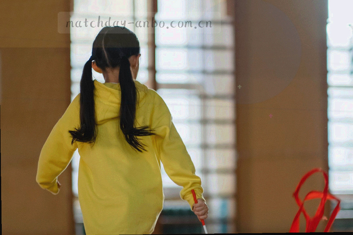 深墨蓝网格背景上的奶油纸卡片边缘与一条细线光带